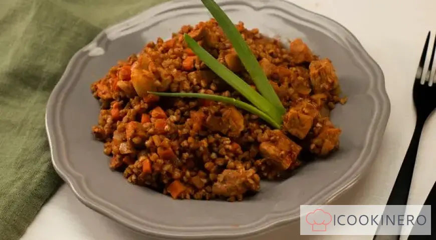 Grano saraceno con carne e verdure