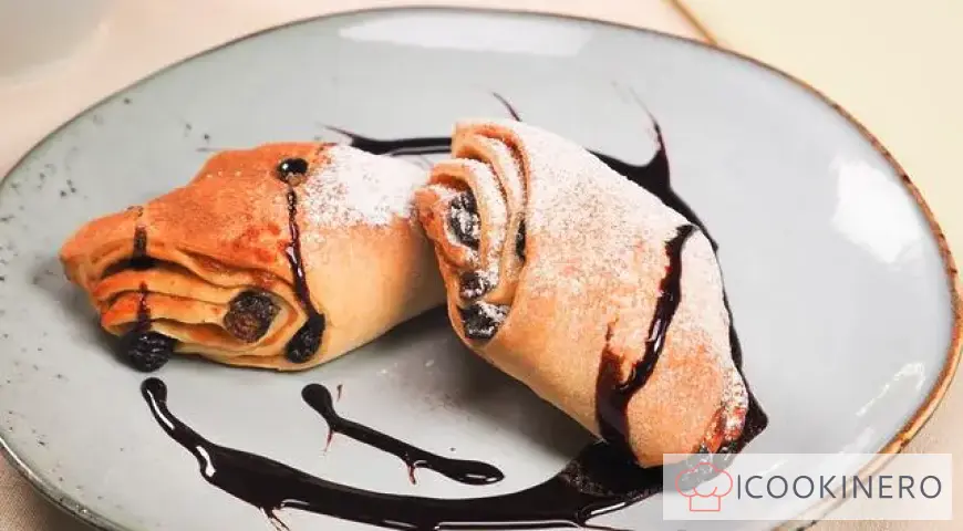 Strudel with raisins