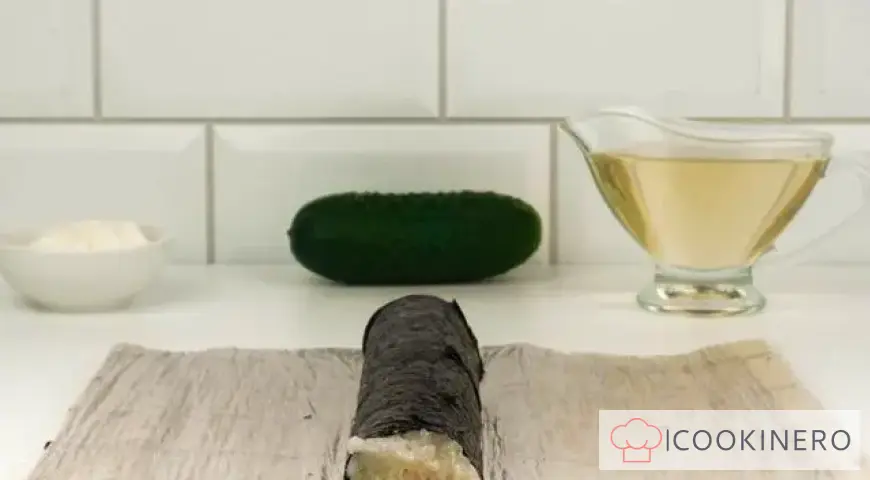 Roll with shrimp, cucumber and cream cheese