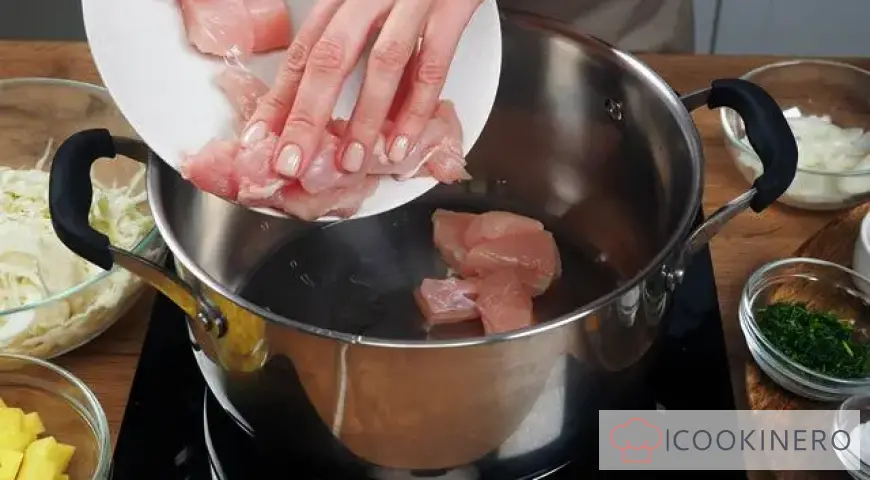 Sopa dietética de col fresca