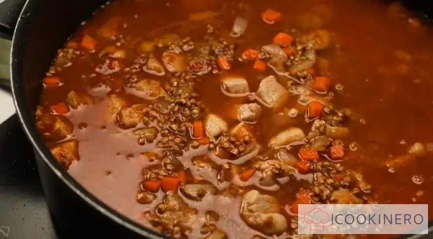 Grano saraceno con carne e verdure