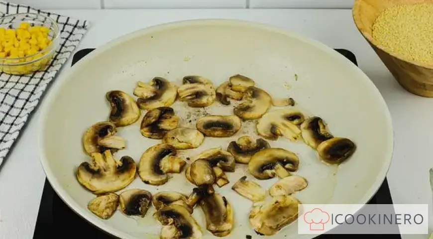 Bowl with couscous, chicken, mushrooms and bell peppers