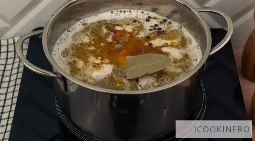 Pea soup with stewed meat