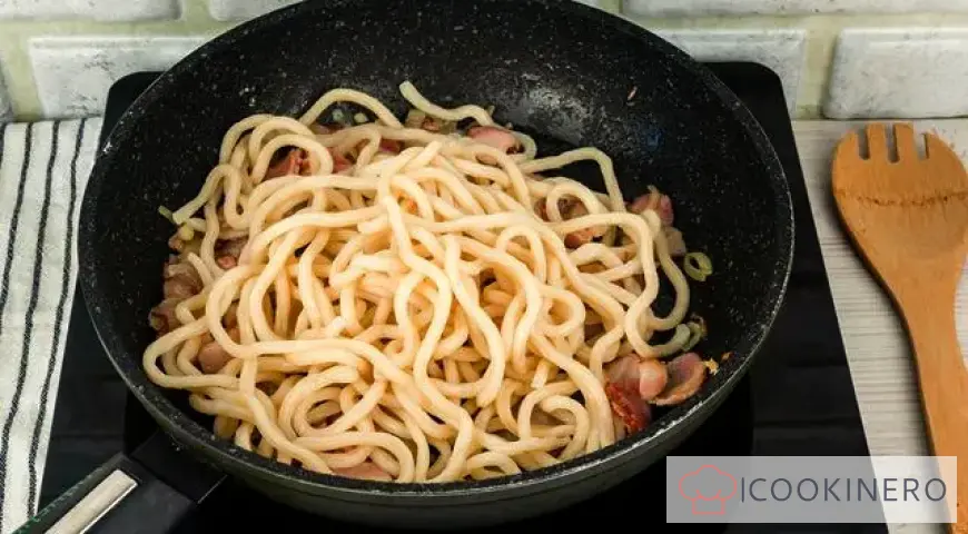 Egg noodles with bacon