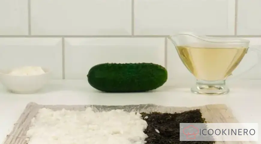Roll with shrimp, cucumber and cream cheese