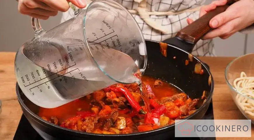 Lagman con noodles comprati al supermercato