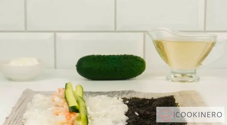 Roll with shrimp, cucumber and cream cheese