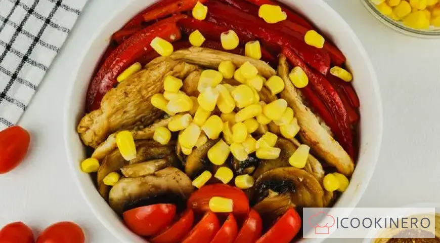 Bowl with couscous, chicken, mushrooms and bell peppers