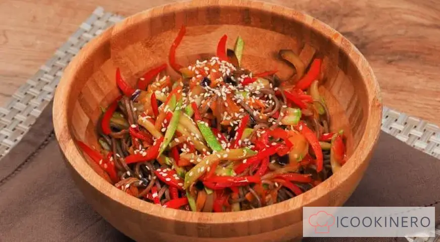 Wok noodles with vegetables