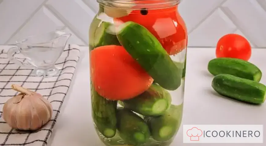 Cetrioli sottaceto con pomodori