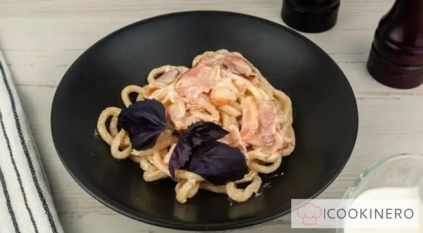 Egg noodles with bacon
