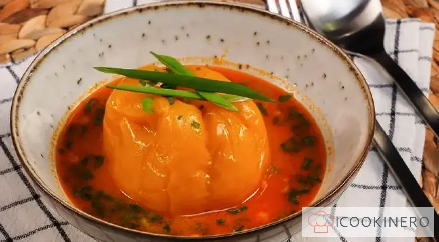 Poivrons farcis à la crème sure et à la sauce tomate
