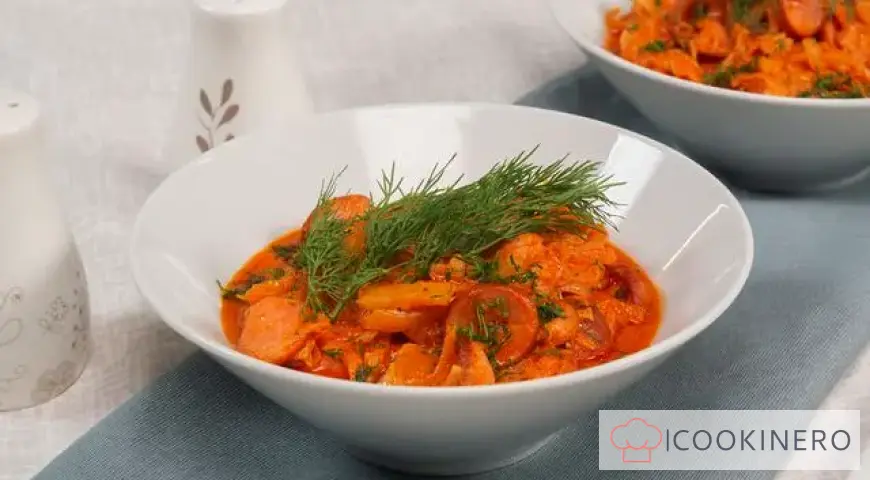 Solyanka in stile contadino con salsicce