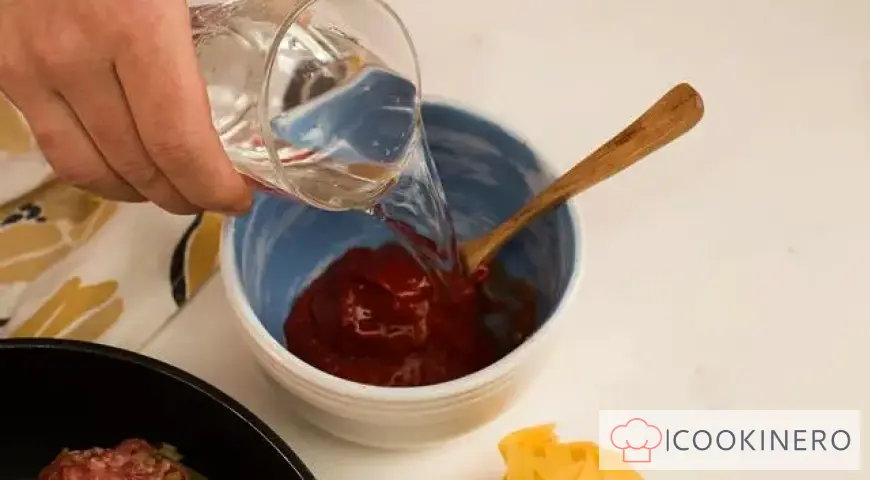 Nidi di spaghetti con carne macinata e pomodori