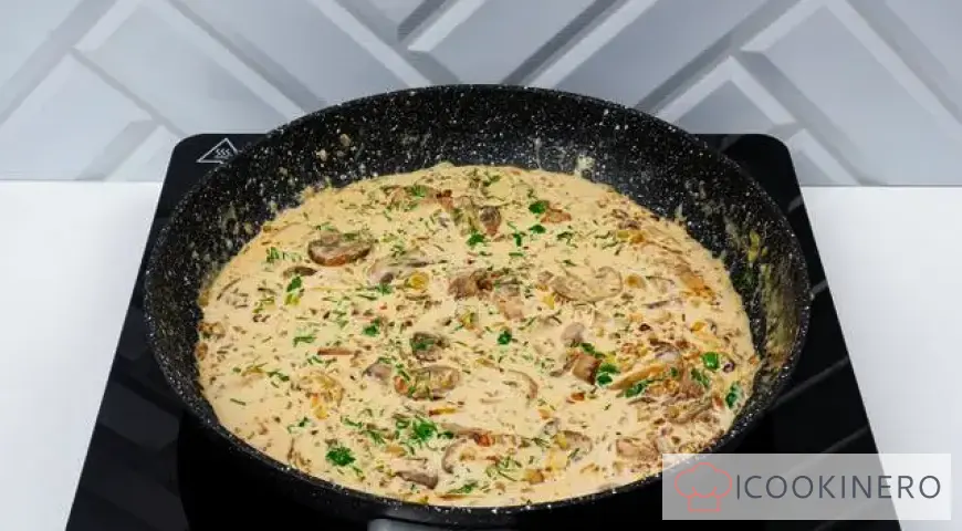 Spaghetti with mushrooms and nuts