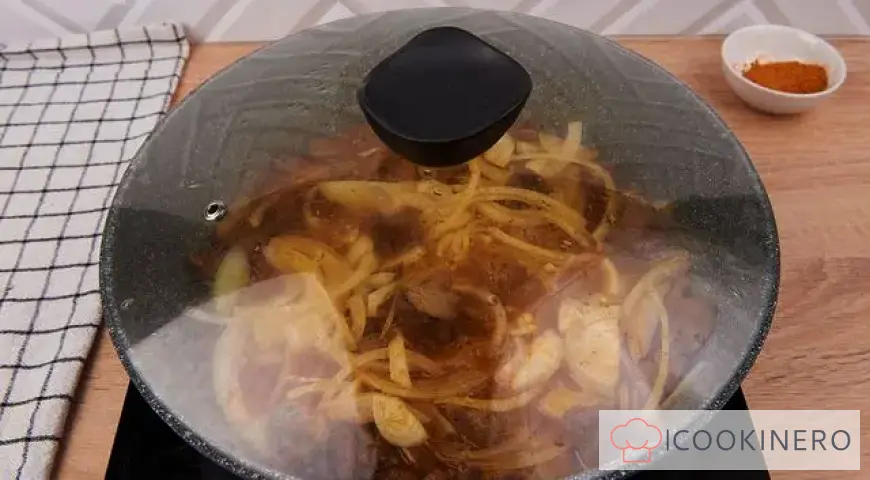 Lamm geschmort mit Zwiebeln