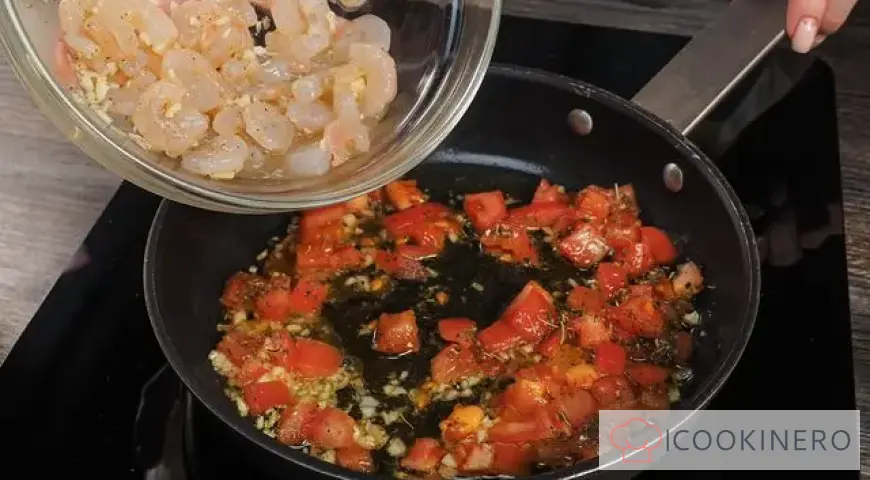 Pasta with shrimps in tomato sauce