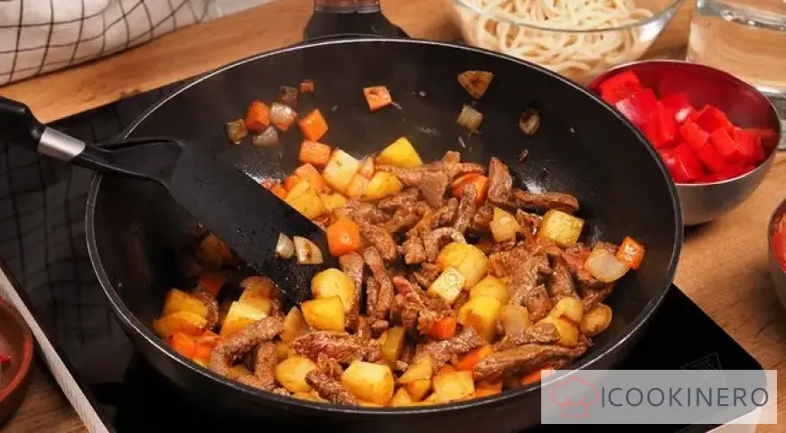 Lagman con noodles comprati al supermercato