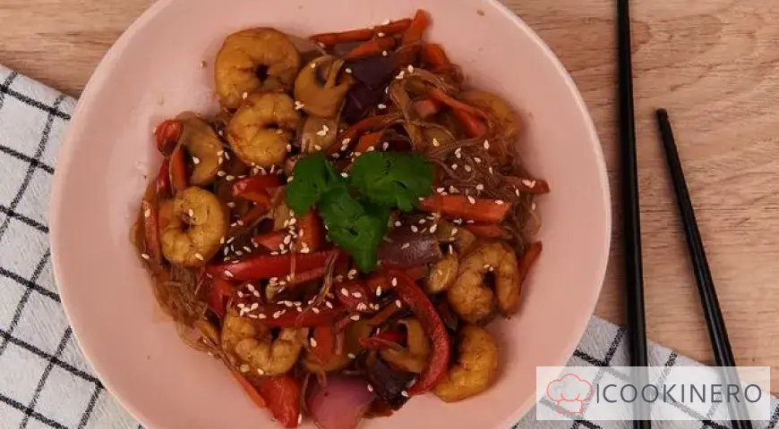 Woknudeln in Sauce mit Riesengarnelen und Champignons