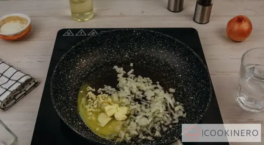 Grechanniki in sour cream sauce