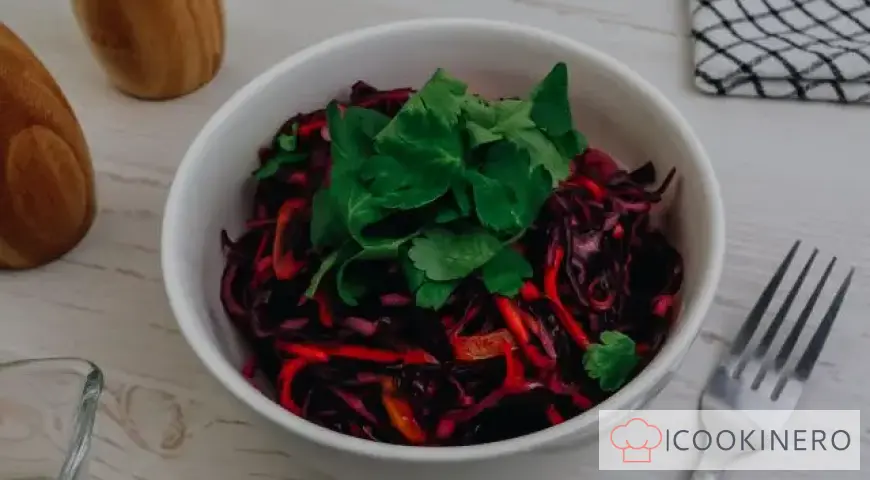 Cole slaw with red cabbage