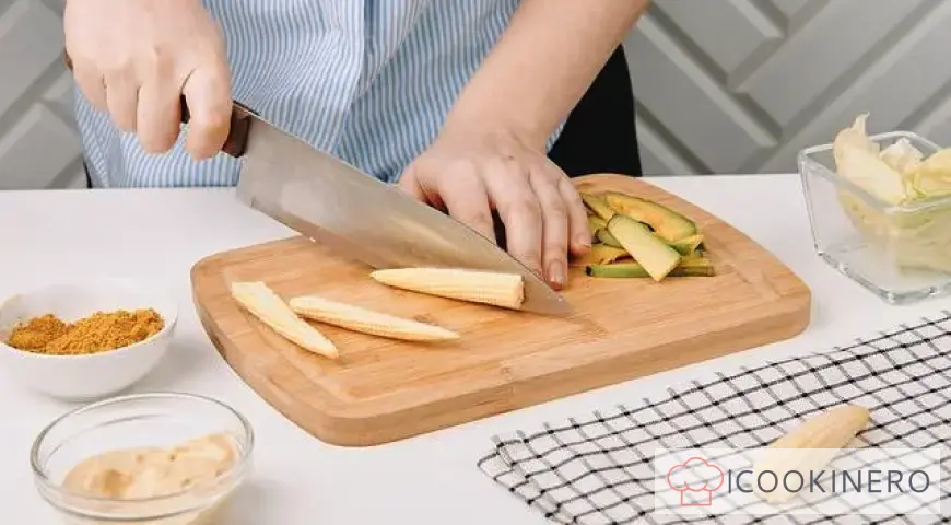 Sandwich with shrimp, avocado and baby corn