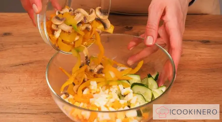 Salad with squid and fried champignons