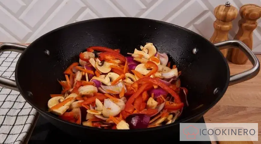 Noodles in salsa wok con gamberi tigre e funghi