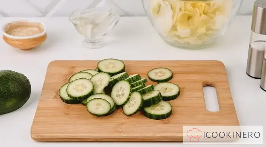 Avocado-, Gurken- und Kohlsalat