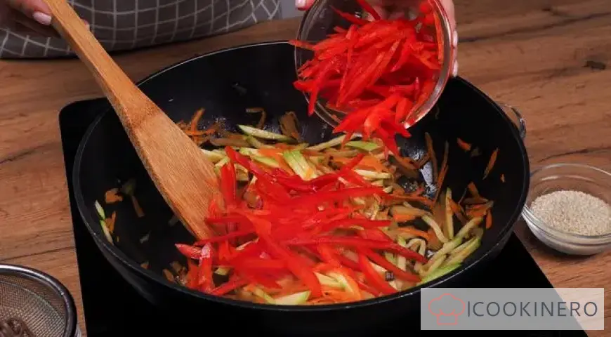Wok noodles with vegetables
