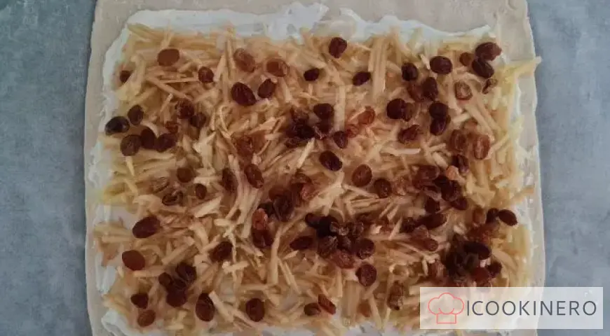 Puff pastry roll with apples