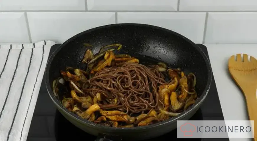 Noodles with mushrooms