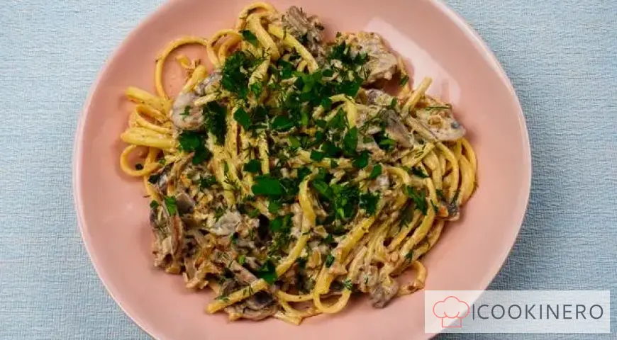 Spaghetti with mushrooms and nuts