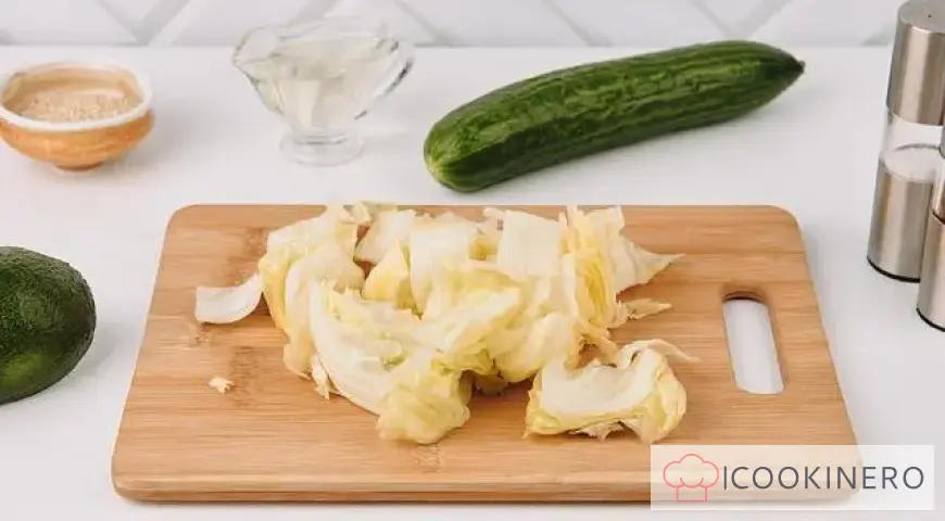 Avocado-, Gurken- und Kohlsalat