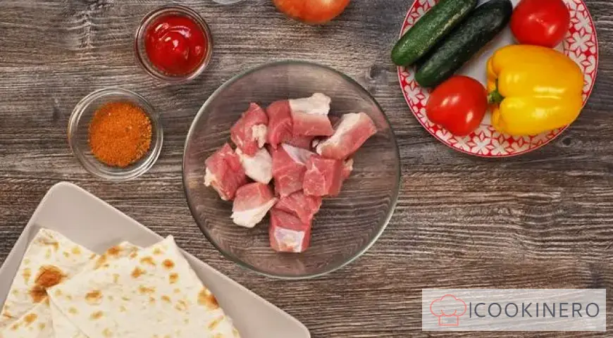 Brochette de porc aux oignons marinés