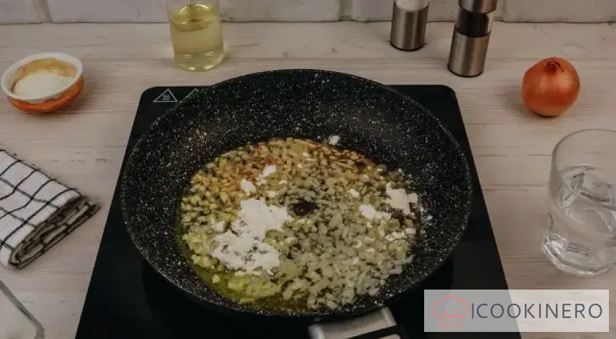 Grechanniki in sour cream sauce