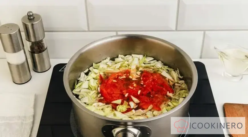 Sopa de col con pasta de tomate