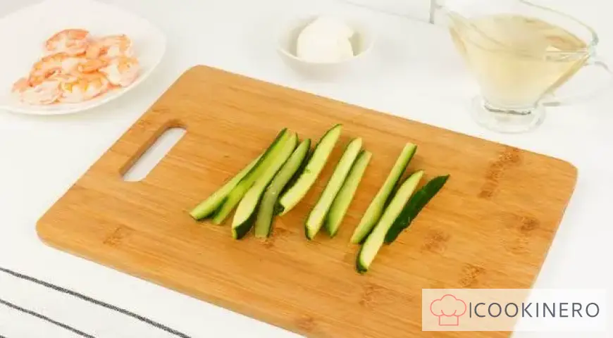 Roll with shrimp, cucumber and cream cheese