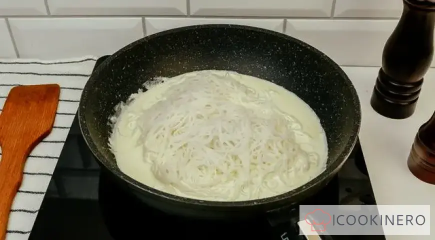 Noodles in creamy sauce