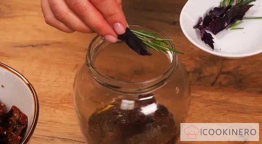 Sun-dried tomatoes with garlic