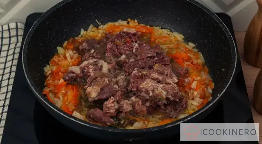 Pea soup with stewed meat