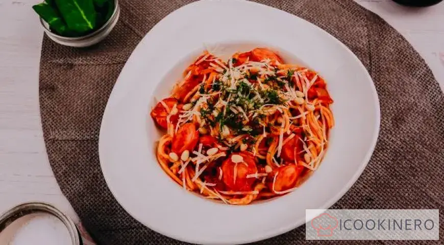 Pasta con salchichas en salsa de tomate