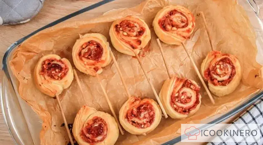 Riccioli di pasta sfoglia su un bastoncino