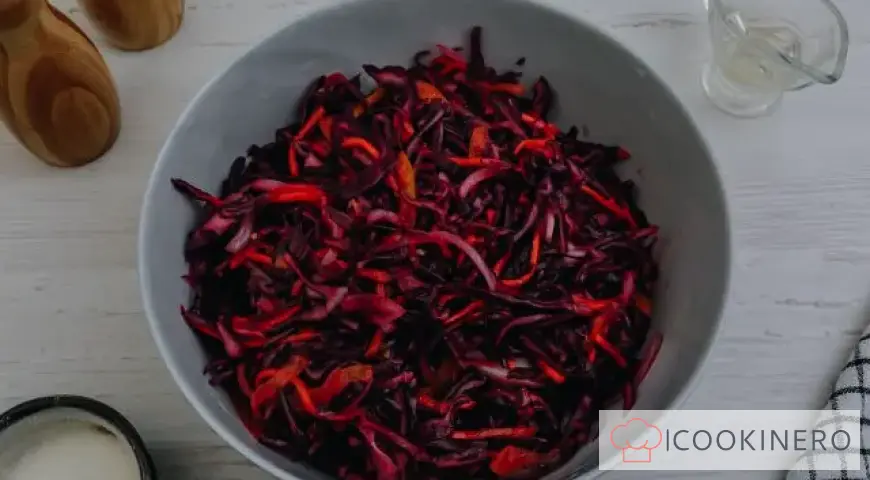 Cole slaw with red cabbage