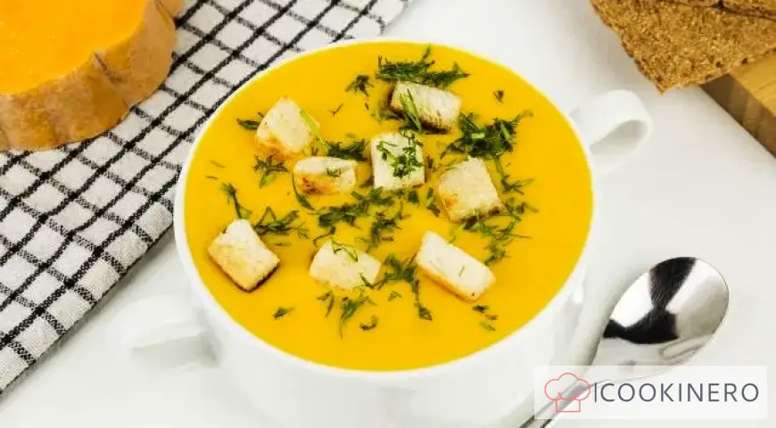 Zuppa cremosa di zucca con brodo di pollo