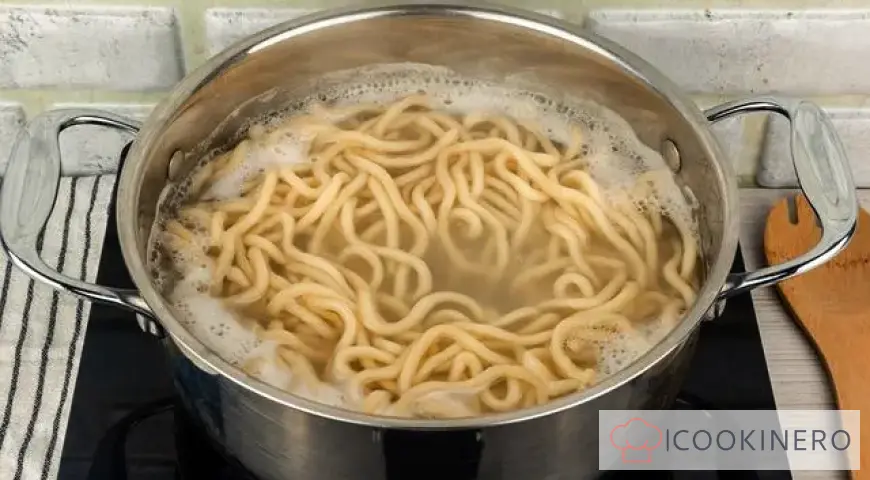 Egg noodles with bacon