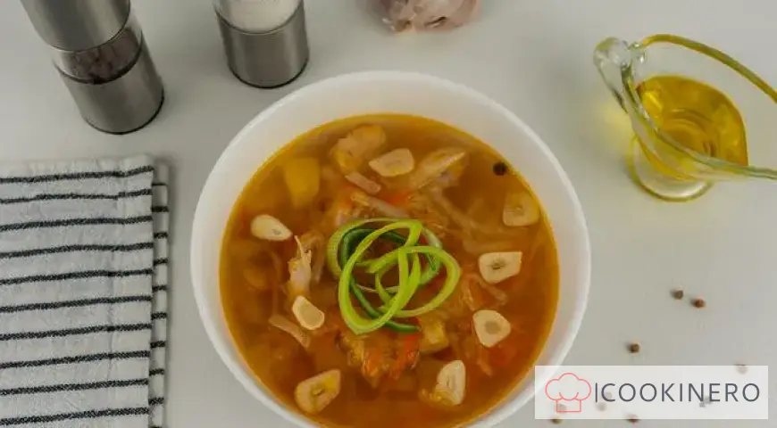 Sopa de chucrut con pollo