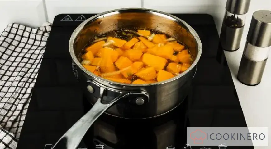 Zuppa cremosa di zucca con brodo di pollo