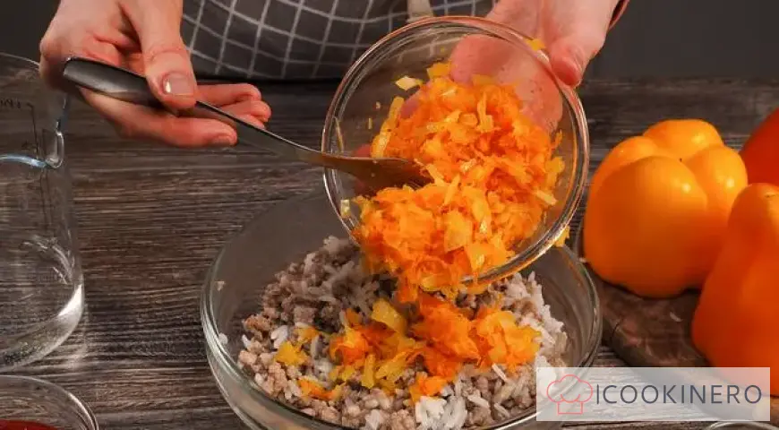 Peperoni ripieni di panna acida e salsa di pomodoro