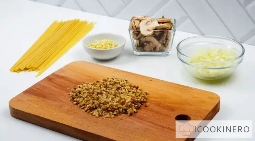 Spaghetti with mushrooms and nuts